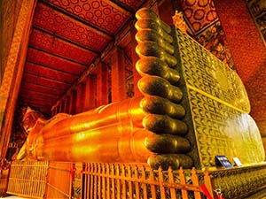 Giant reclining golden Buddha